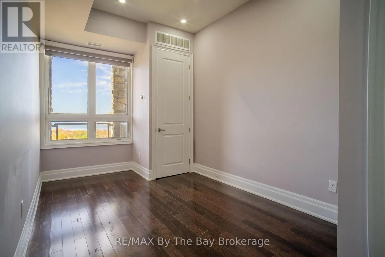 206 - 764 RIVER ROAD E #206
