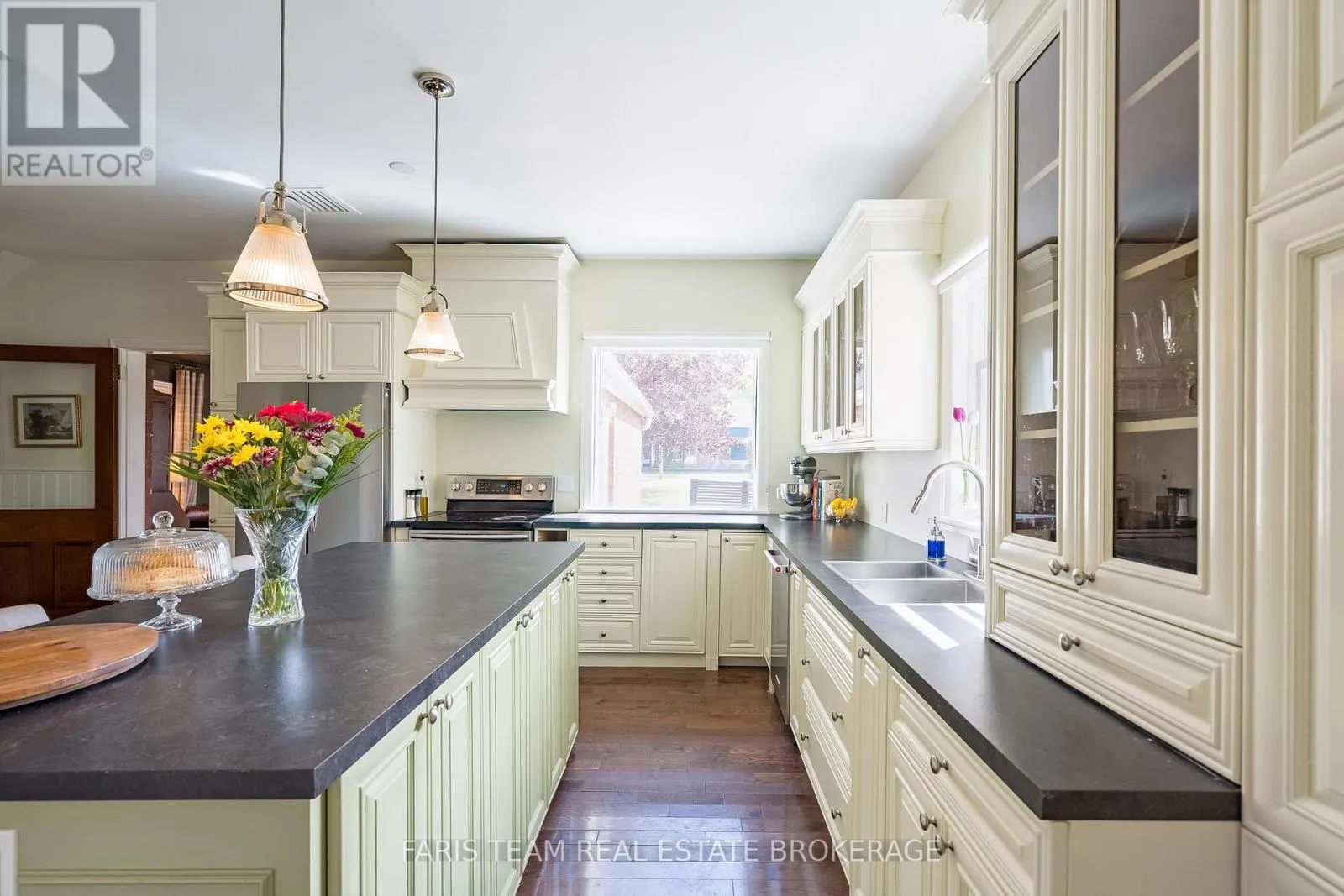 23 YONGE STREET S