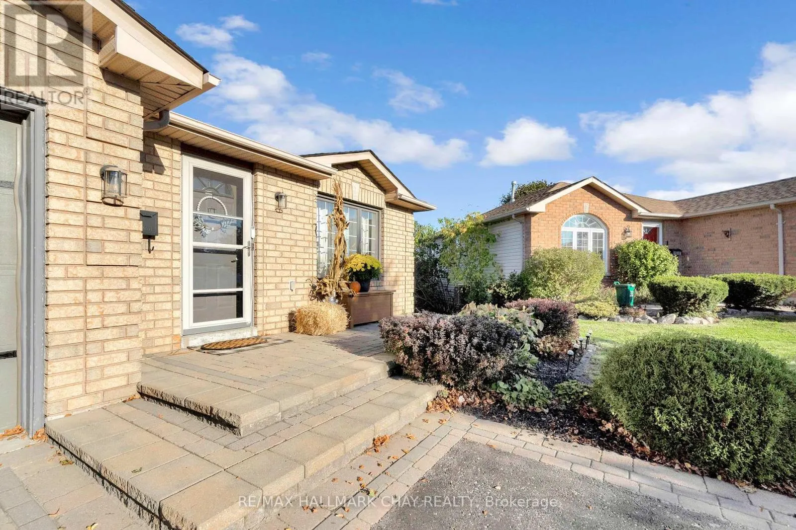 24 RUNDLE CRESCENT