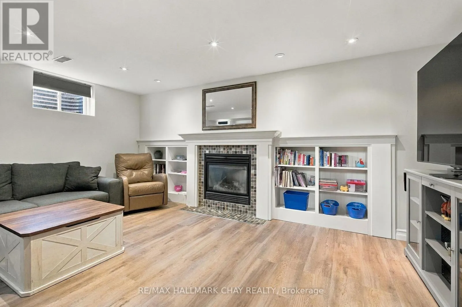 24 RUNDLE CRESCENT