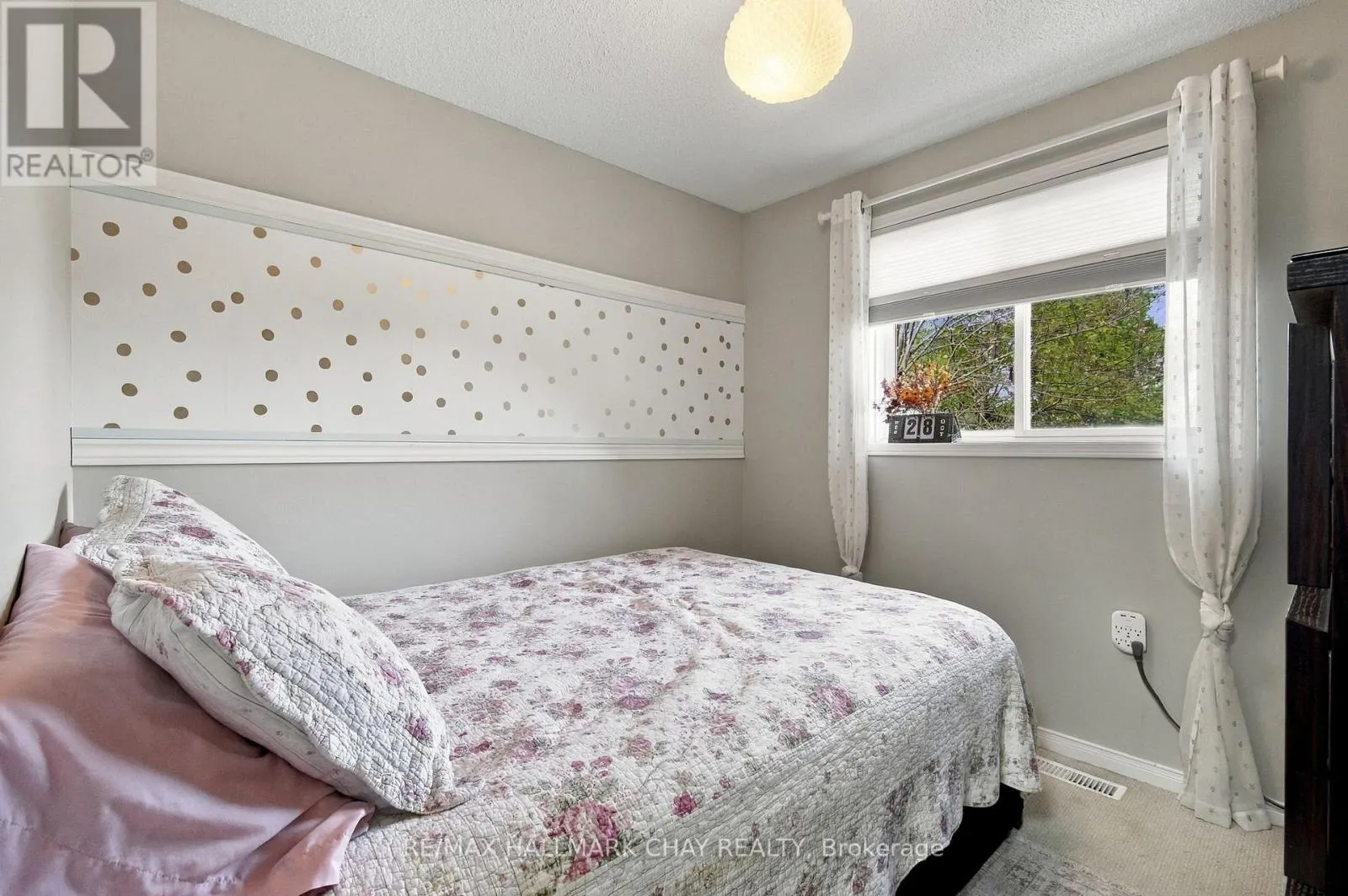 24 RUNDLE CRESCENT