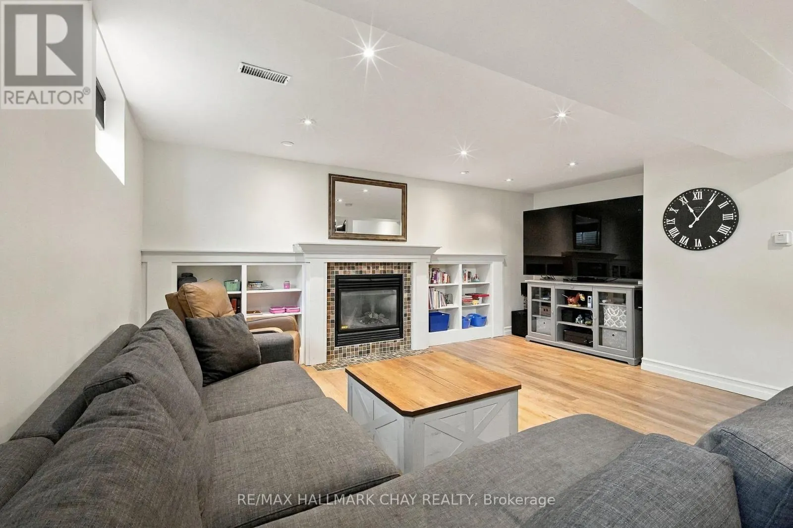 24 RUNDLE CRESCENT