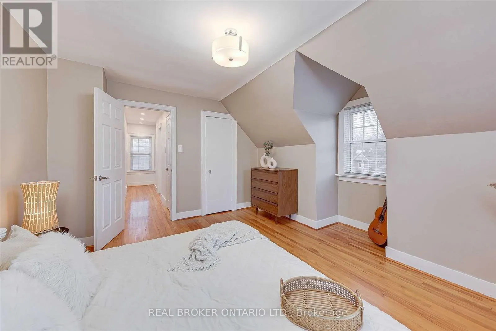 77 WELLINGTON STREET E