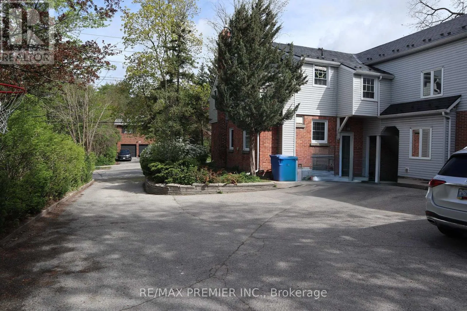 UNIT 0 (BSMT) - 79 WELLINGTON STREET E