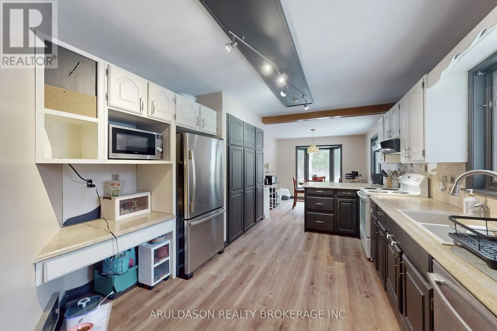 1208 BIRCHCLIFFE CRESCENT