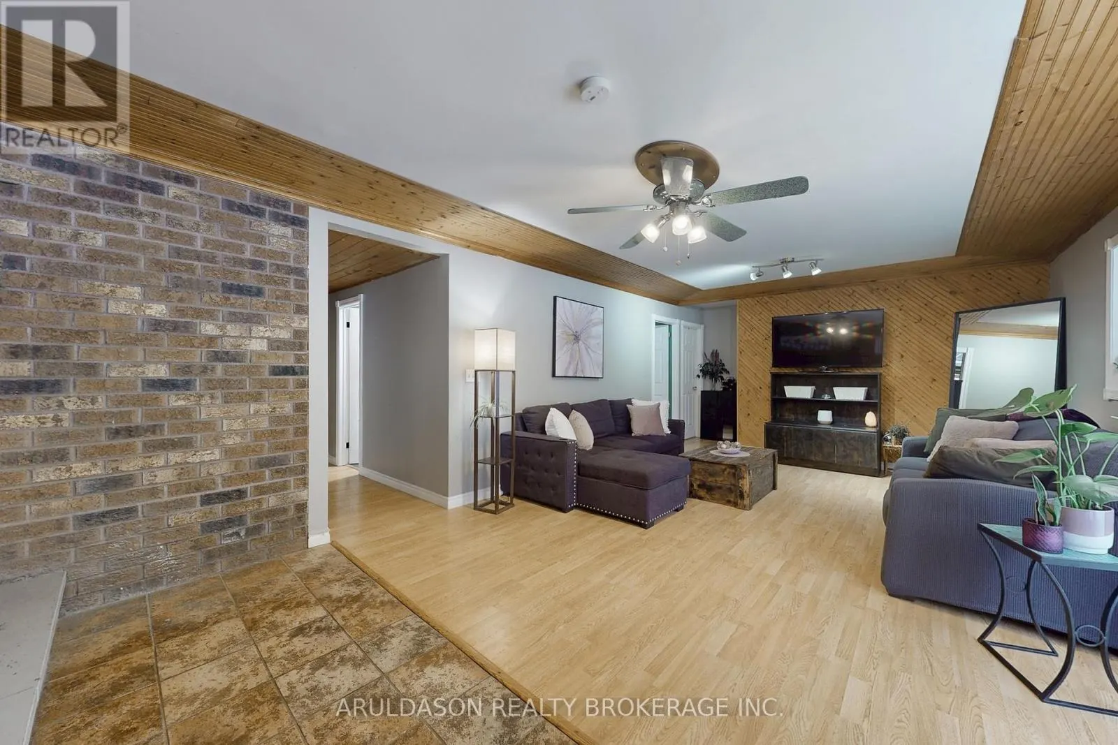 1208 BIRCHCLIFFE CRESCENT