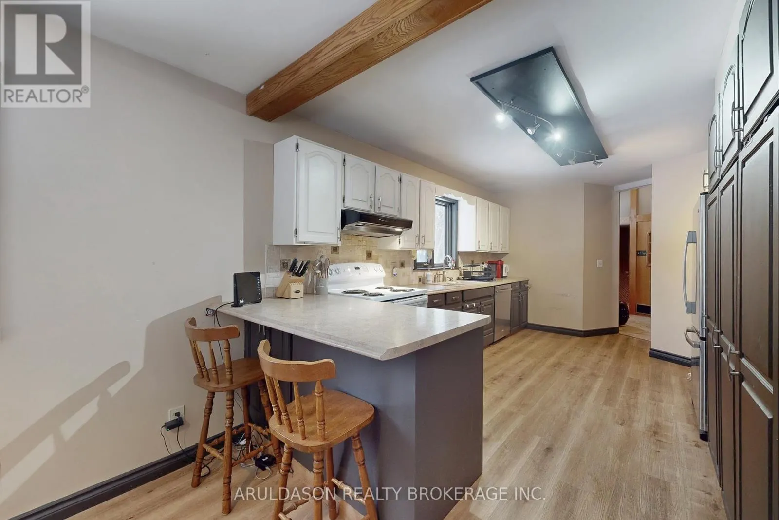 1208 BIRCHCLIFFE CRESCENT