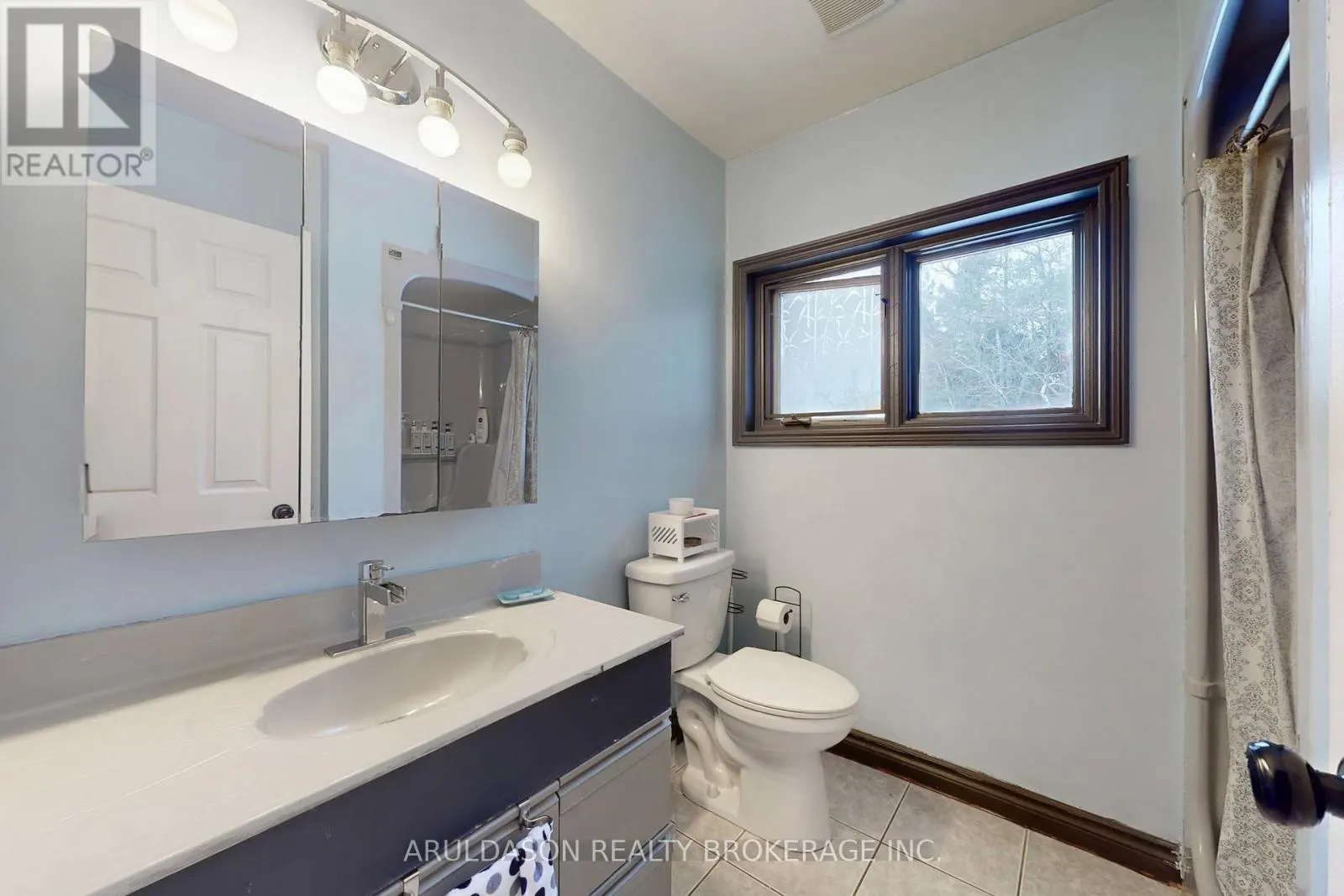 1208 BIRCHCLIFFE CRESCENT