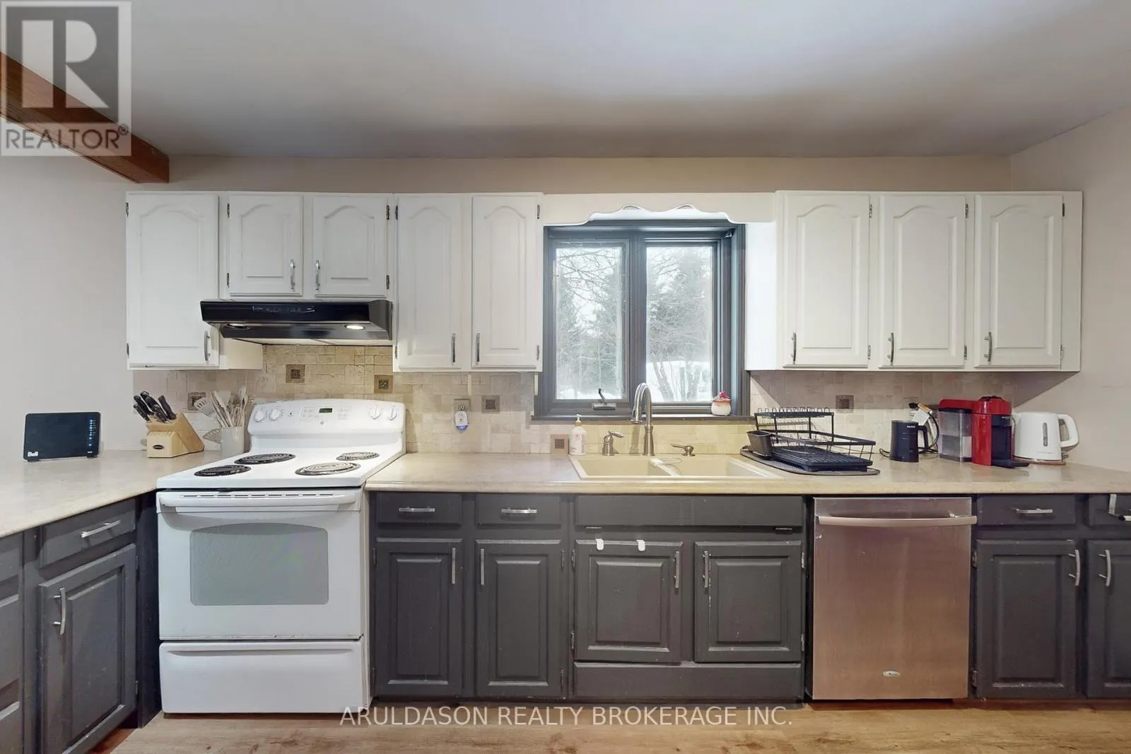 1208 BIRCHCLIFFE CRESCENT