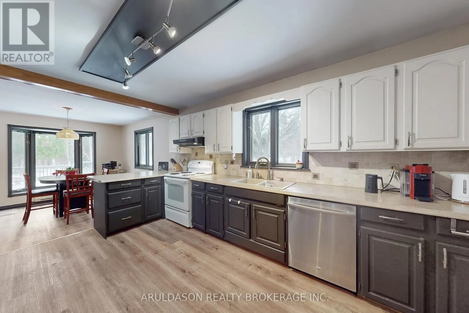 1208 BIRCHCLIFFE CRESCENT