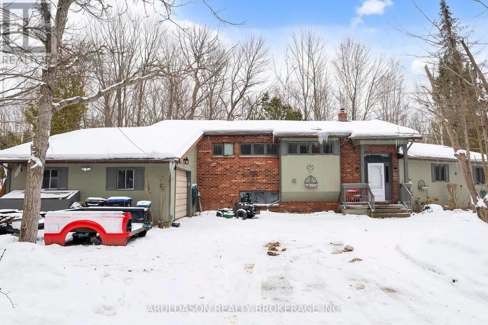 1208 BIRCHCLIFFE CRESCENT