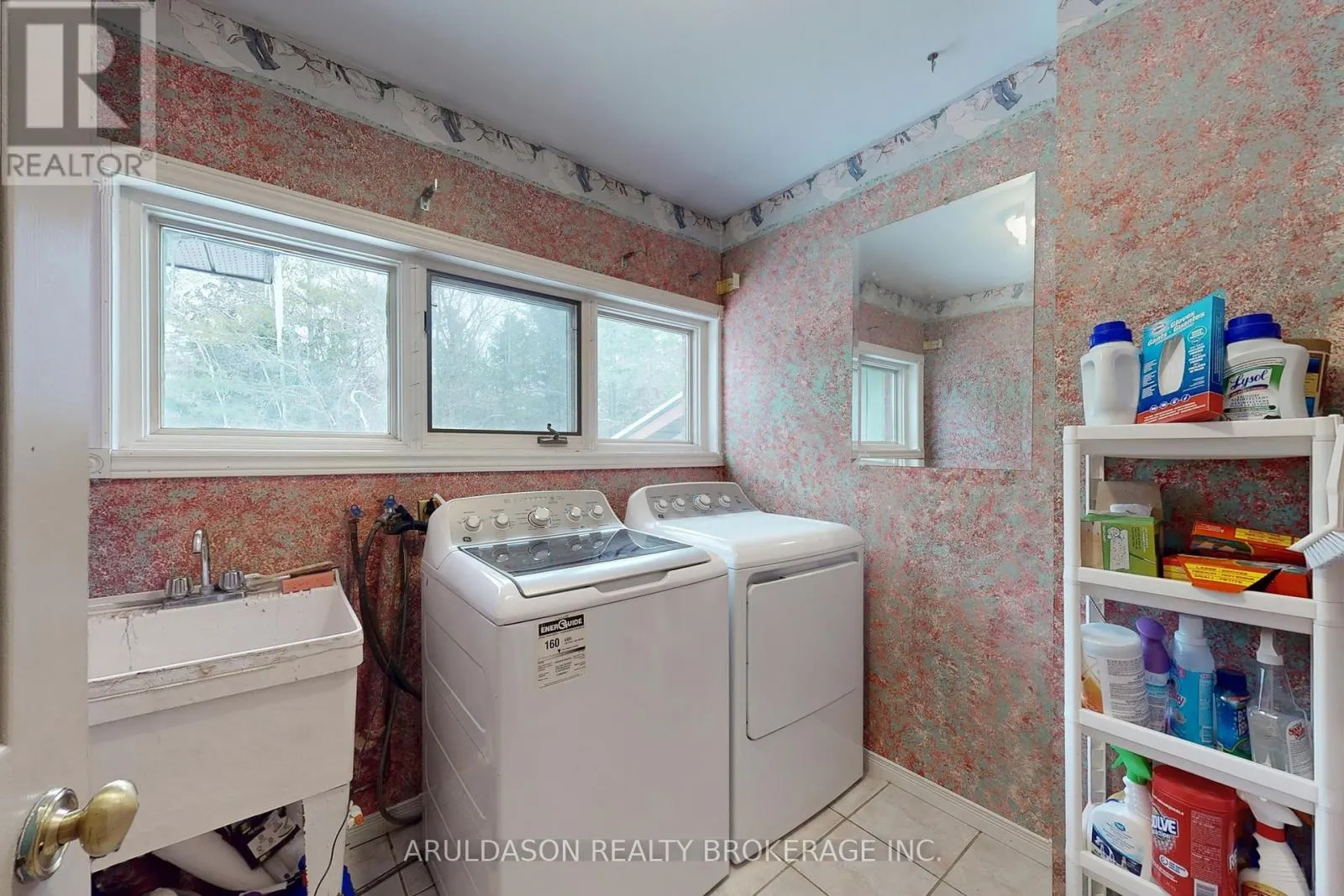 1208 BIRCHCLIFFE CRESCENT