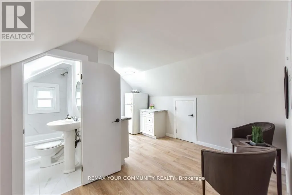 UPPER - 17 CHAMPLAIN STREET