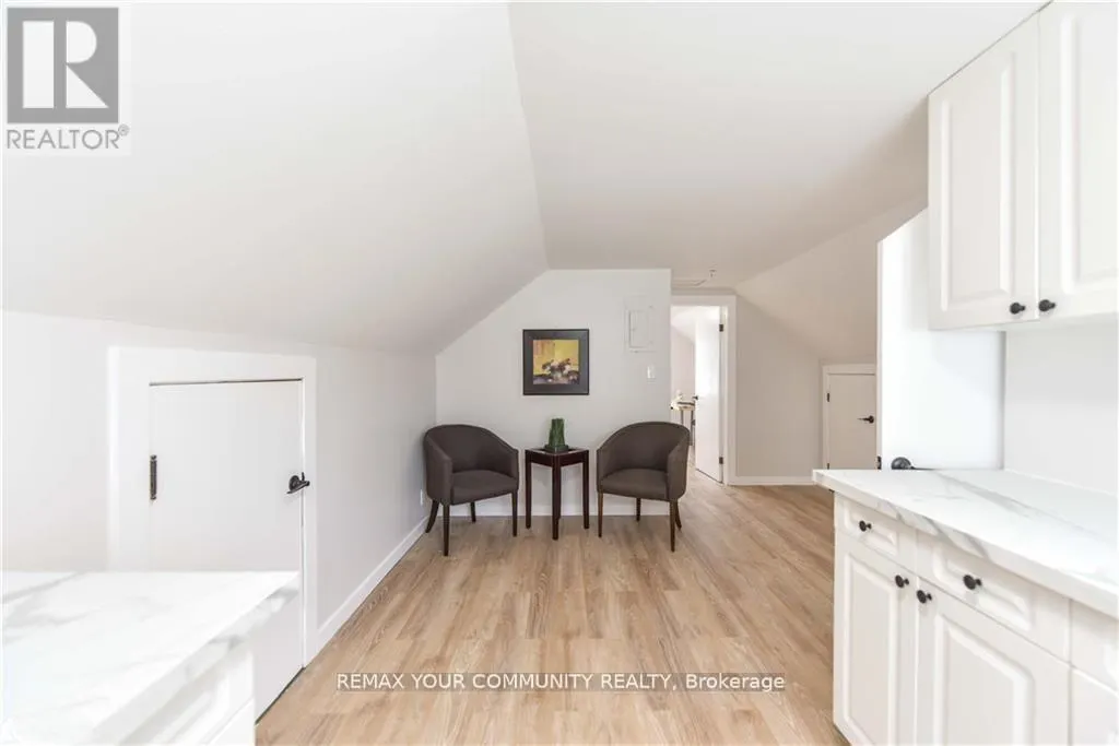 UPPER - 17 CHAMPLAIN STREET