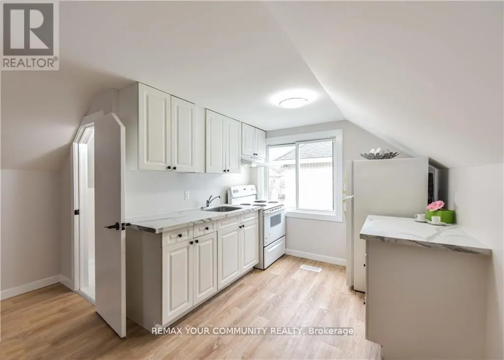 UPPER - 17 CHAMPLAIN STREET