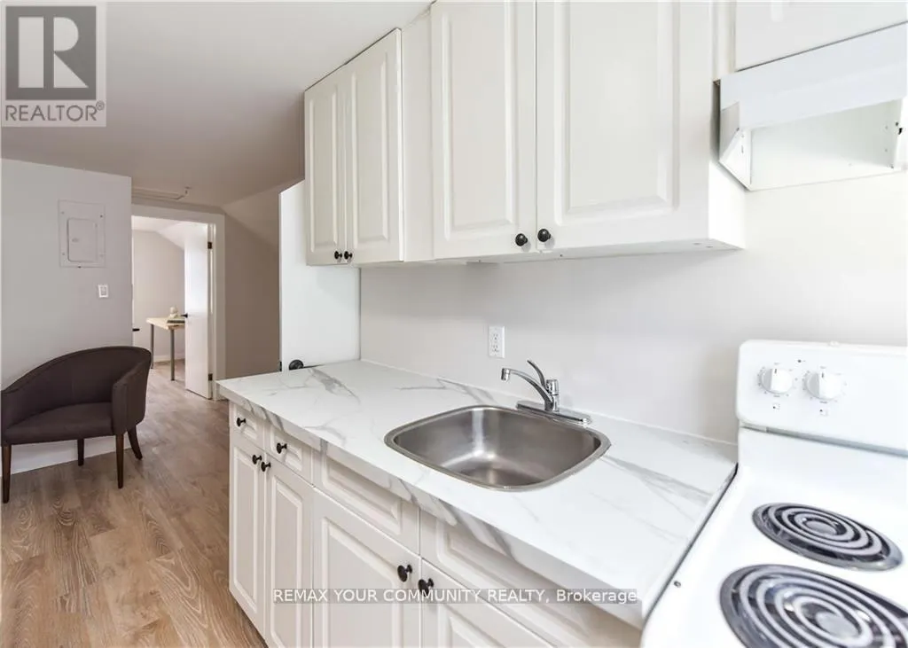 UPPER - 17 CHAMPLAIN STREET