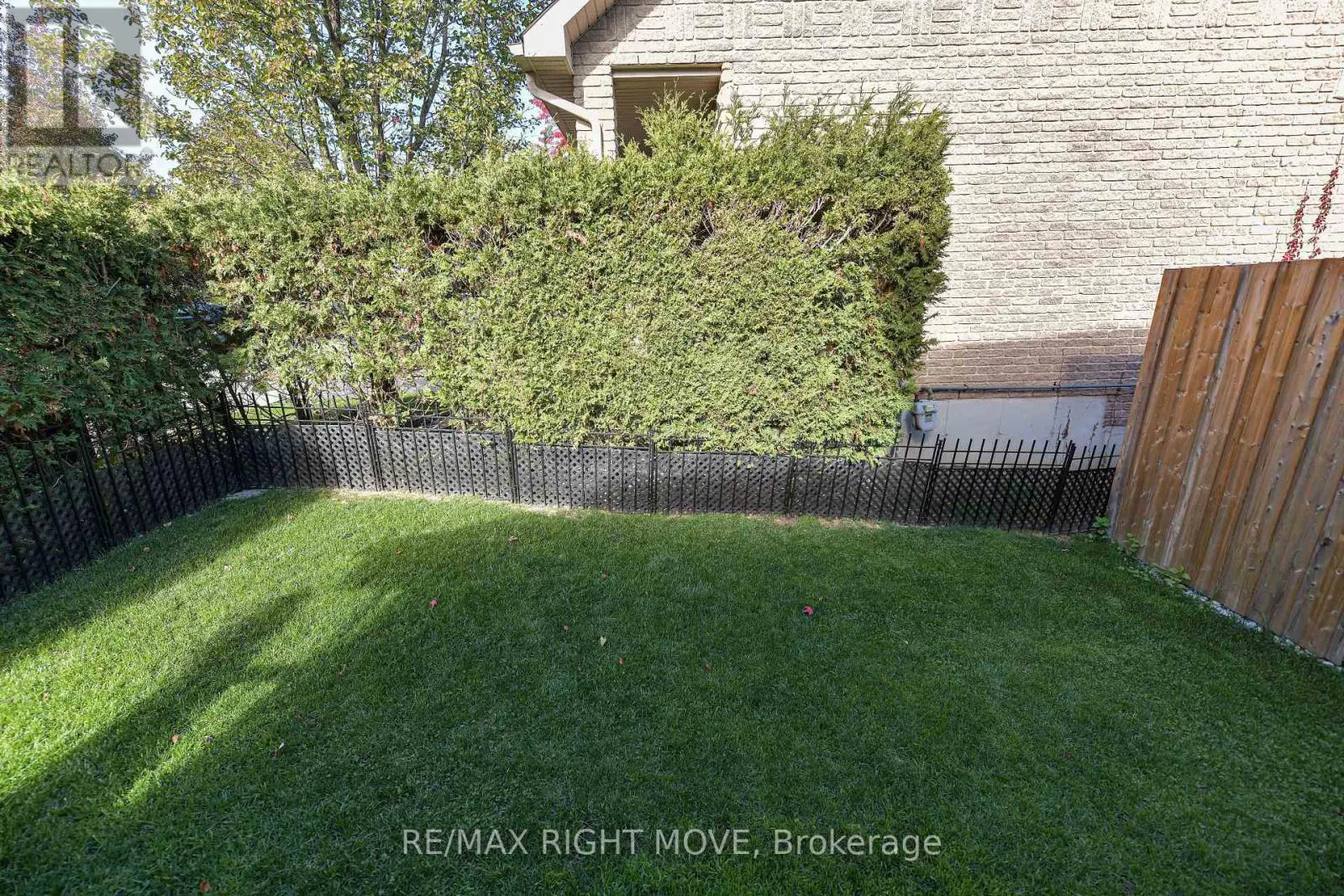 12 - 125 HURONIA ROAD N