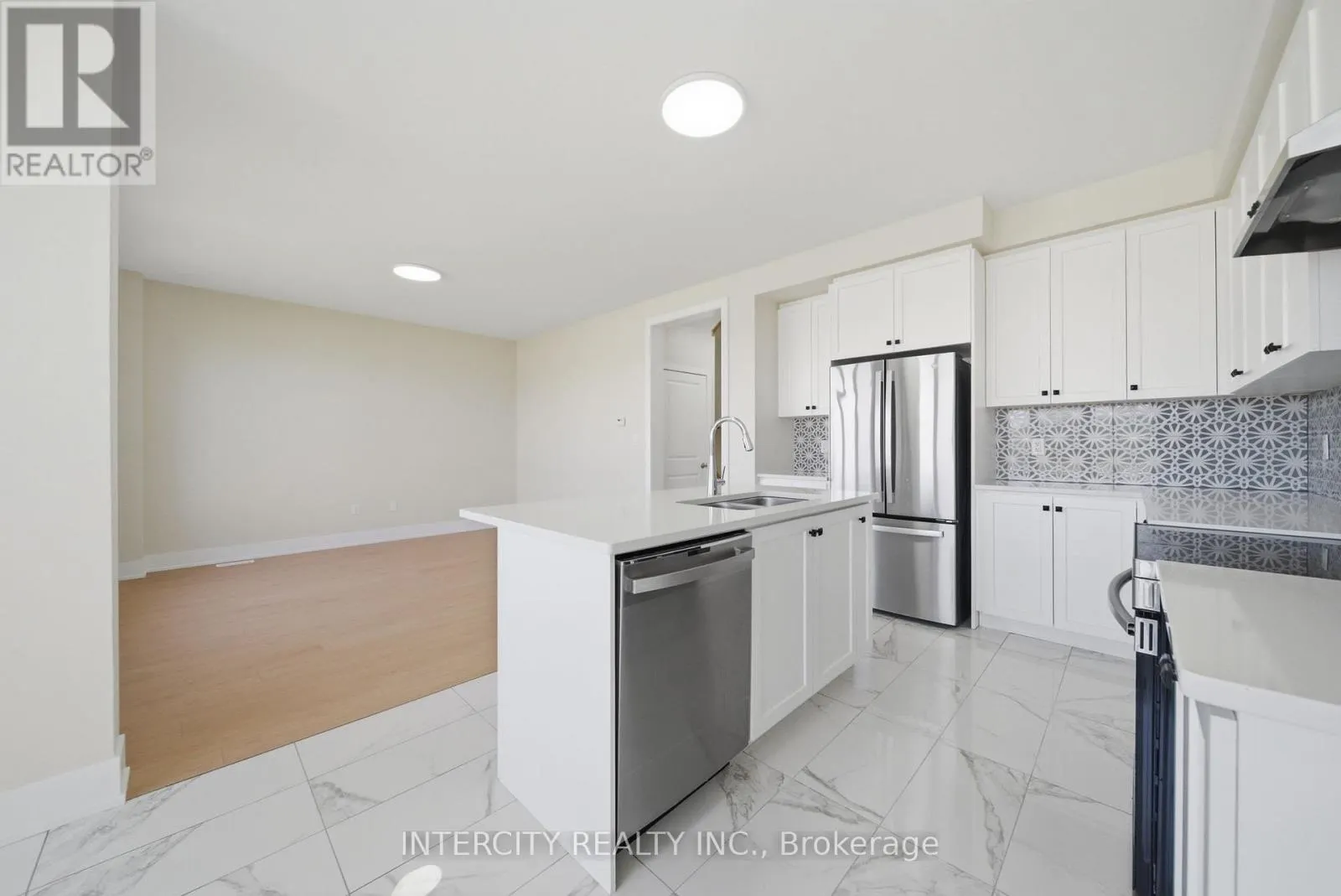 10 KINGSBURY TRAIL