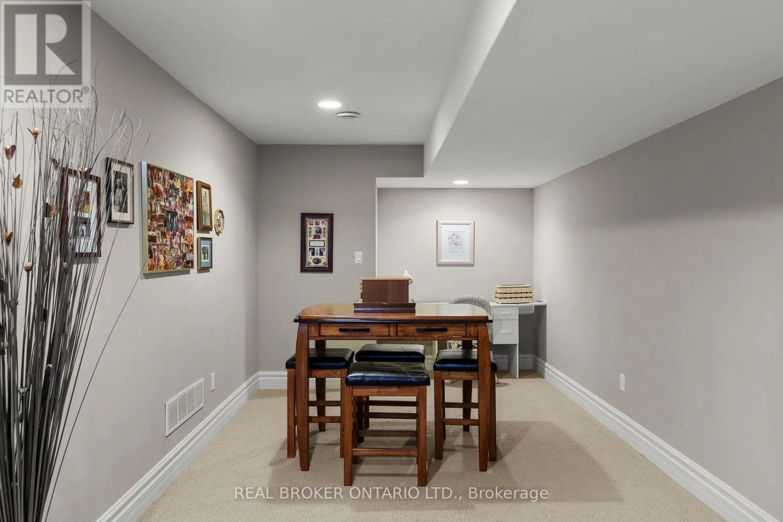 1046 HURLWOOD LANE