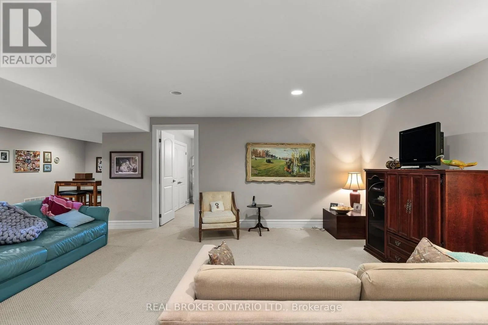 1046 HURLWOOD LANE