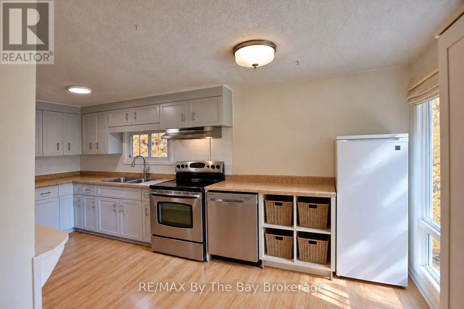 103 SUNNIDALE ROAD S