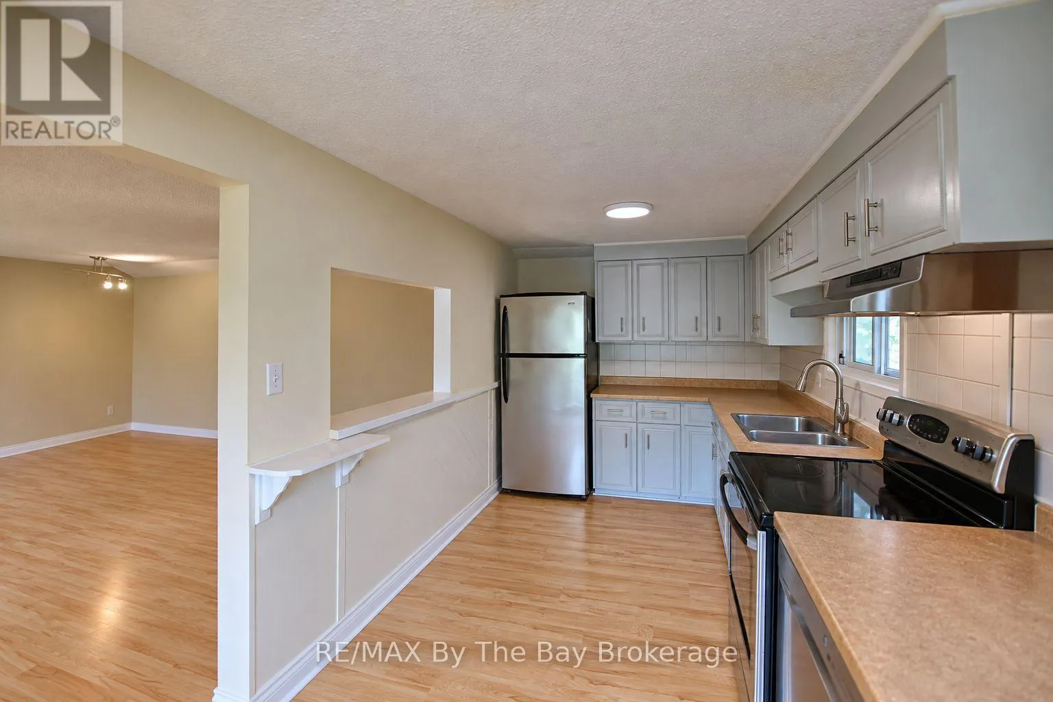103 SUNNIDALE ROAD S