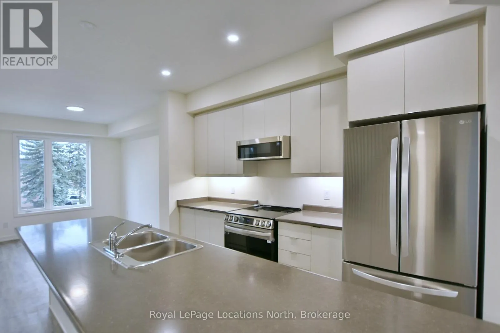 5 - 35 DAWSON DRIVE #5