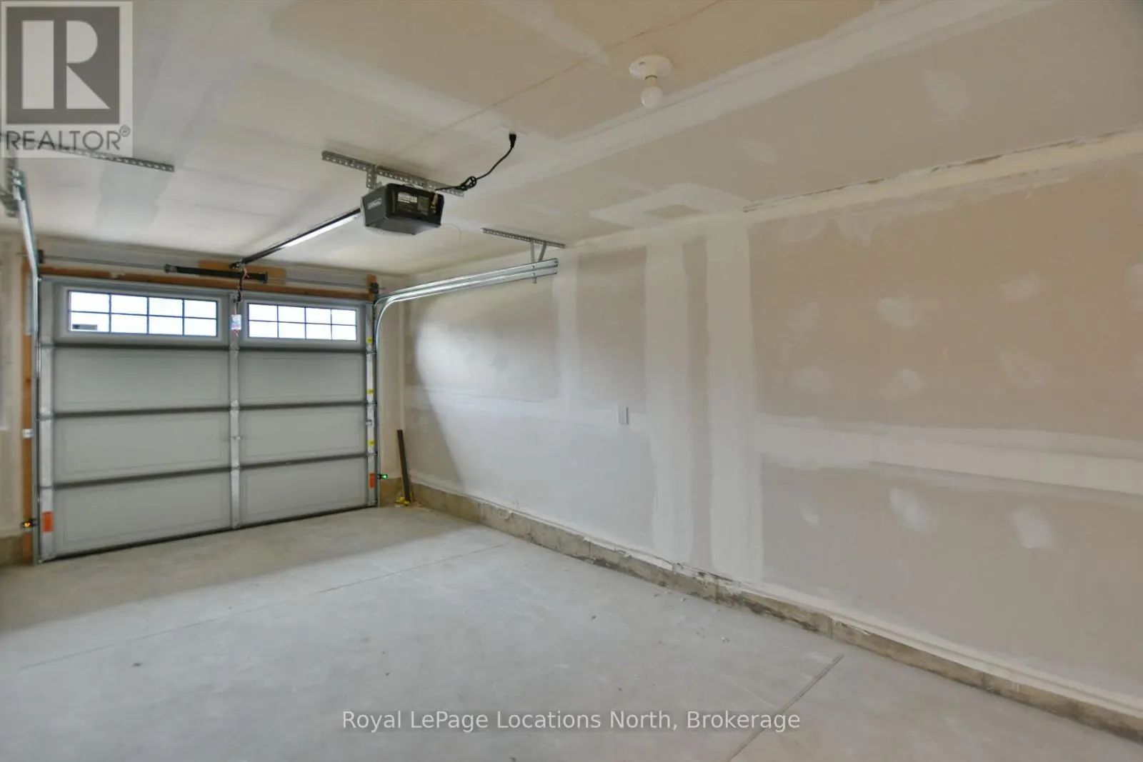 5 - 35 DAWSON DRIVE #5