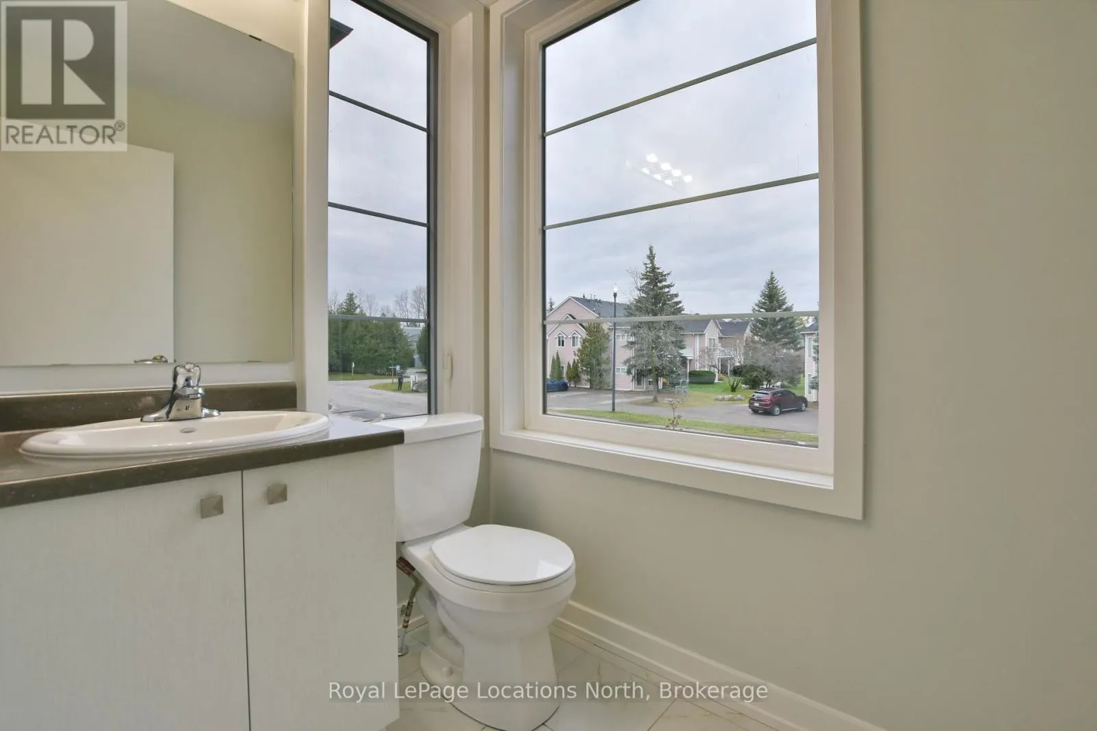 5 - 35 DAWSON DRIVE #5