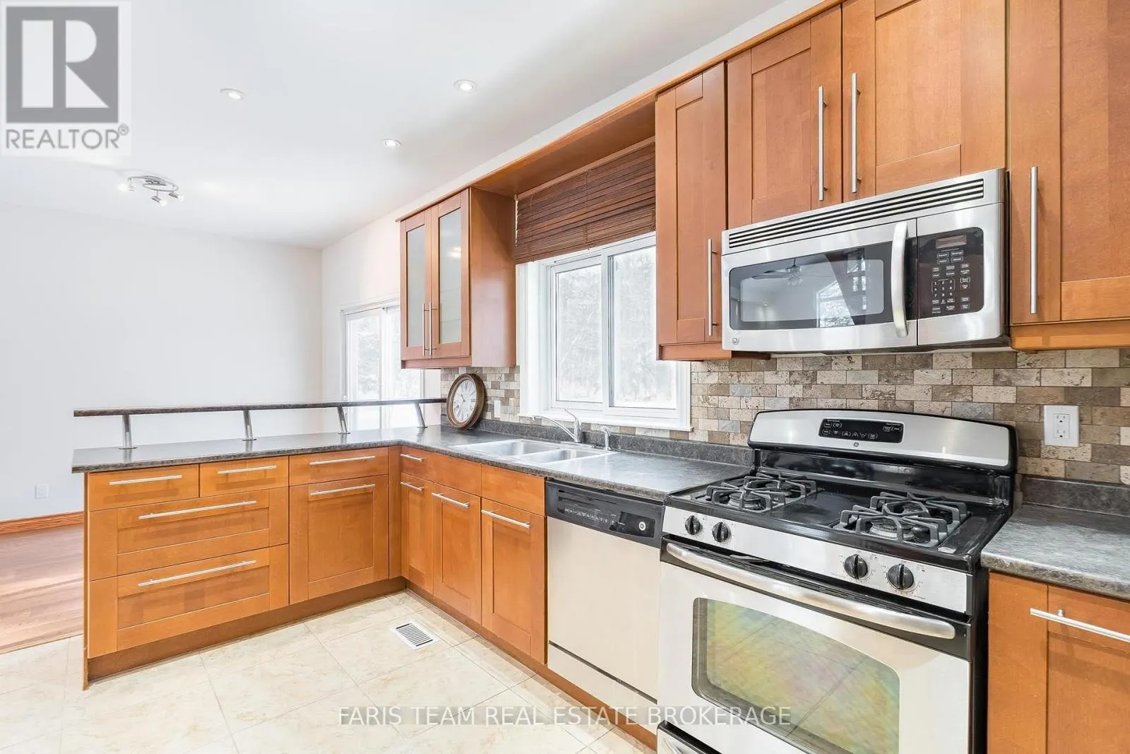 2384 CHAMPLAIN ROAD