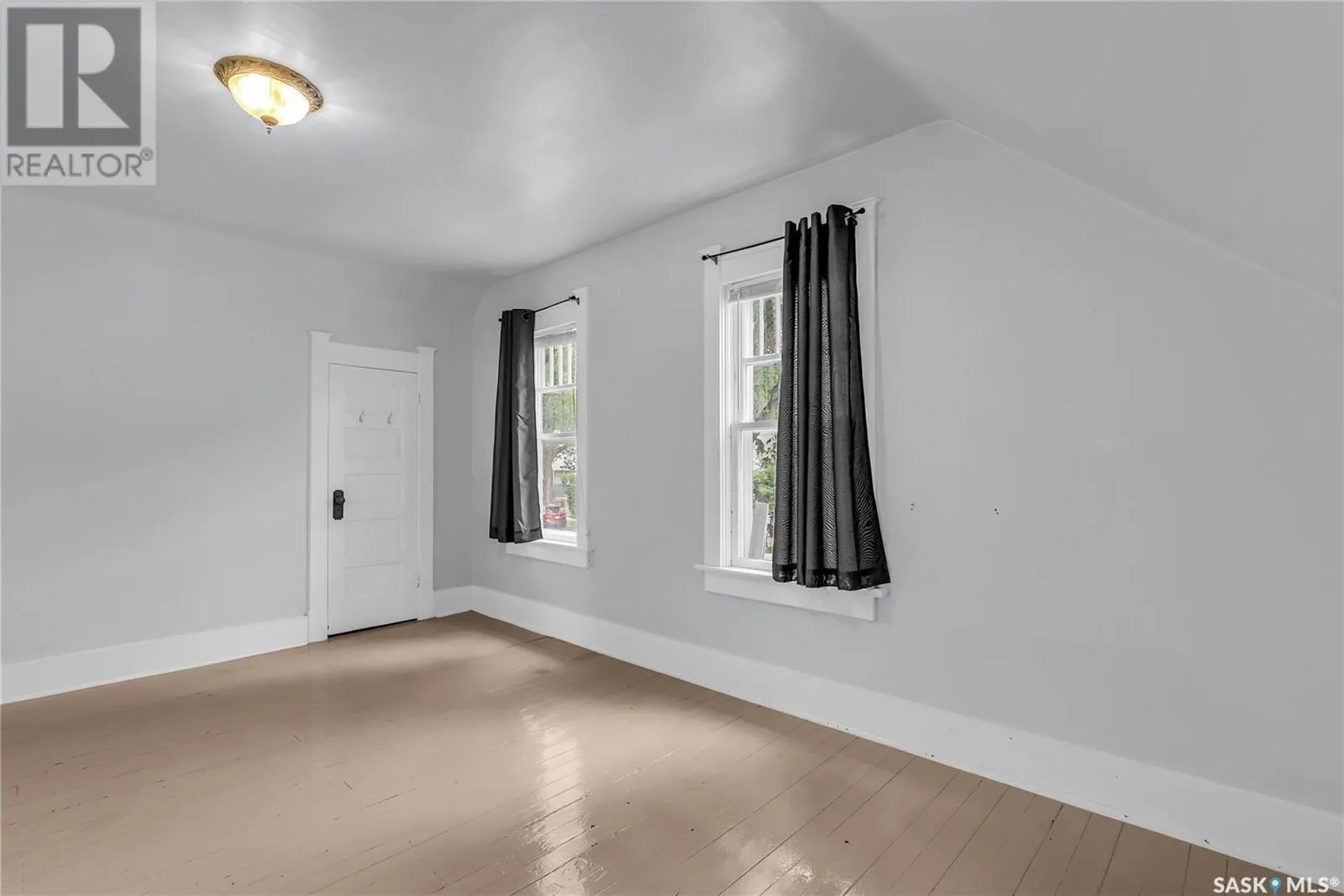 1128 12TH STREET E