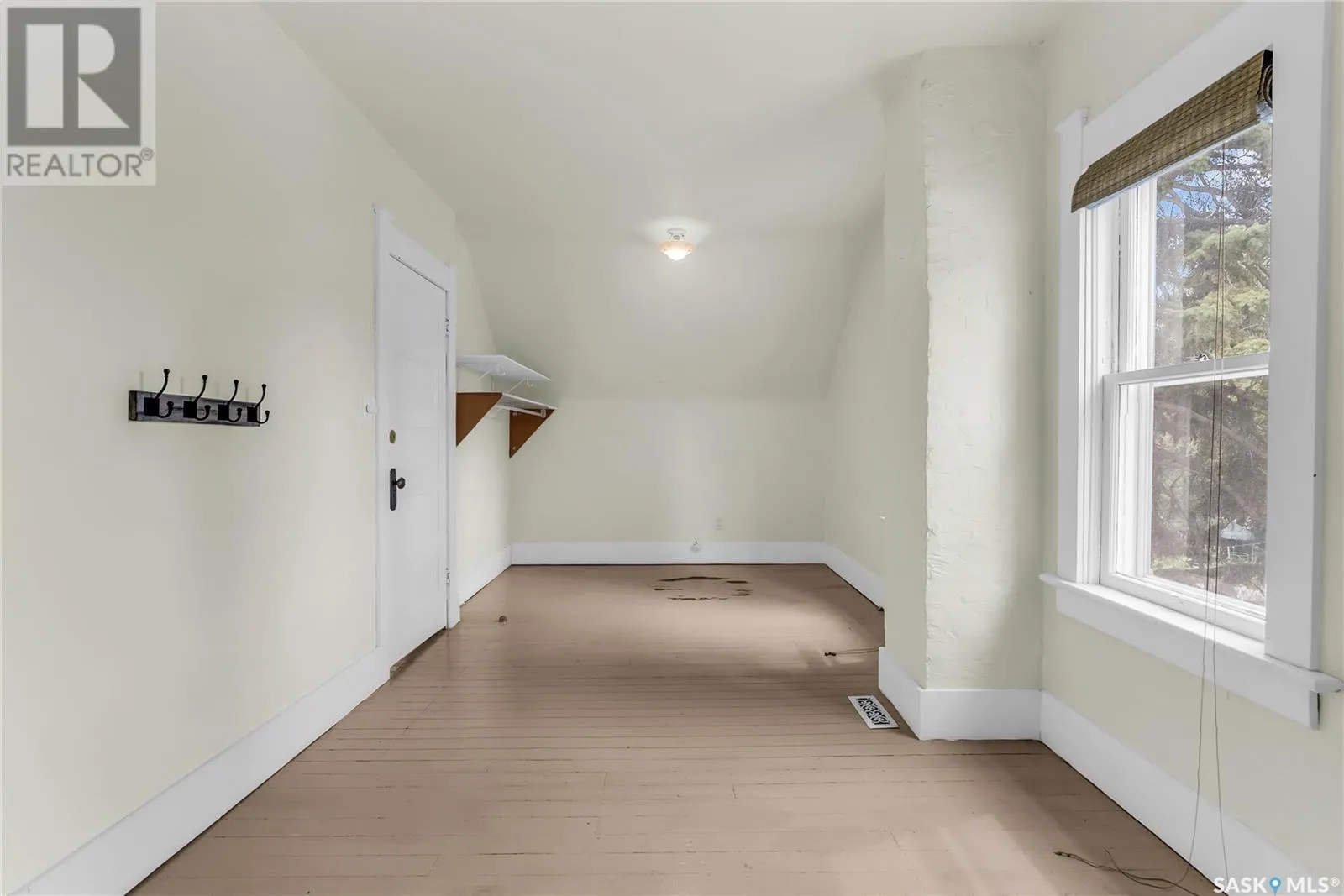 1128 12TH STREET E