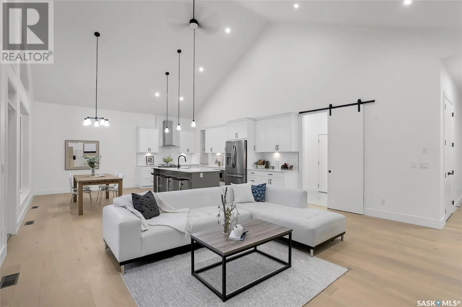 323 Woolf BAY