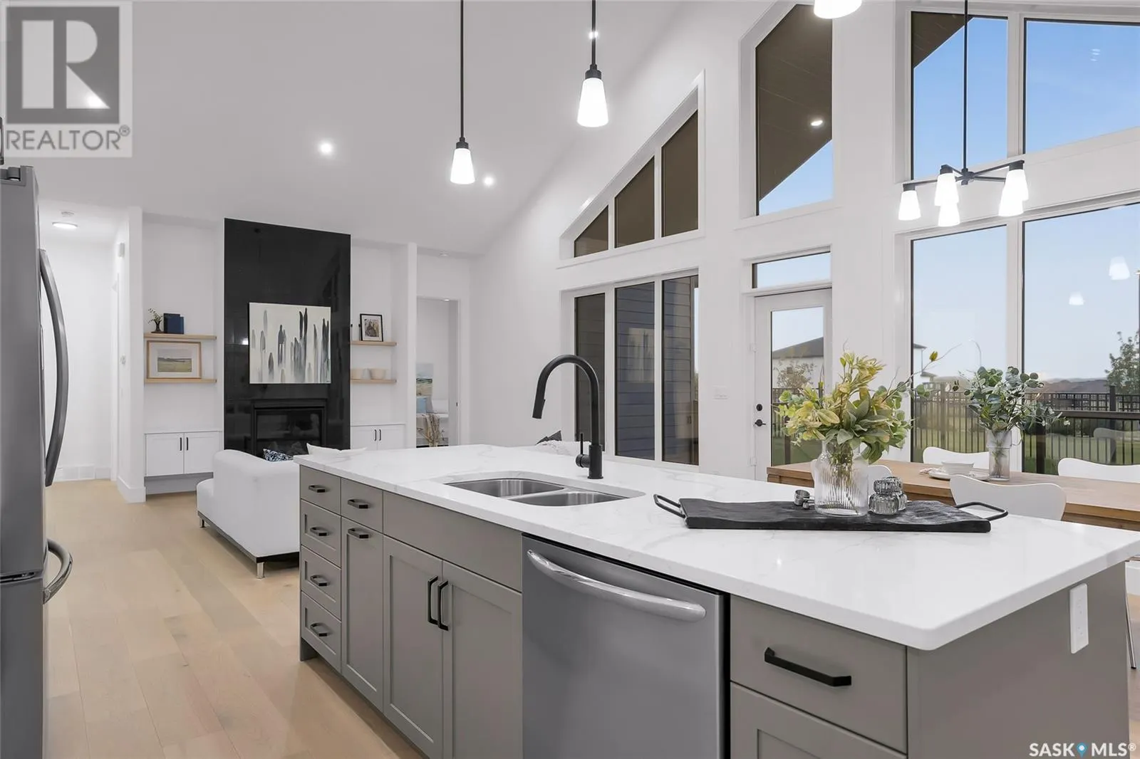 323 Woolf BAY