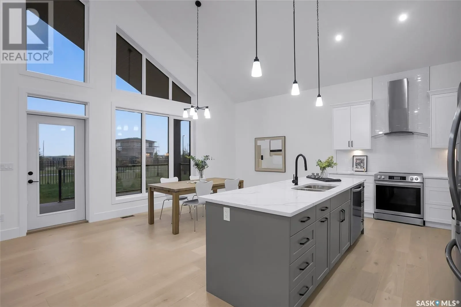 323 Woolf BAY