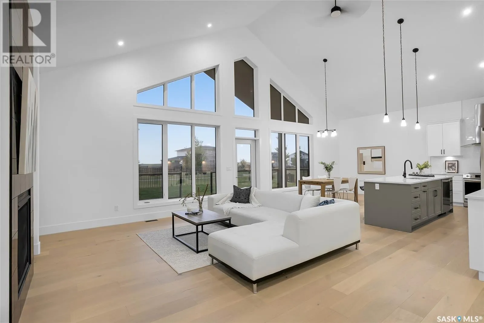 323 Woolf BAY