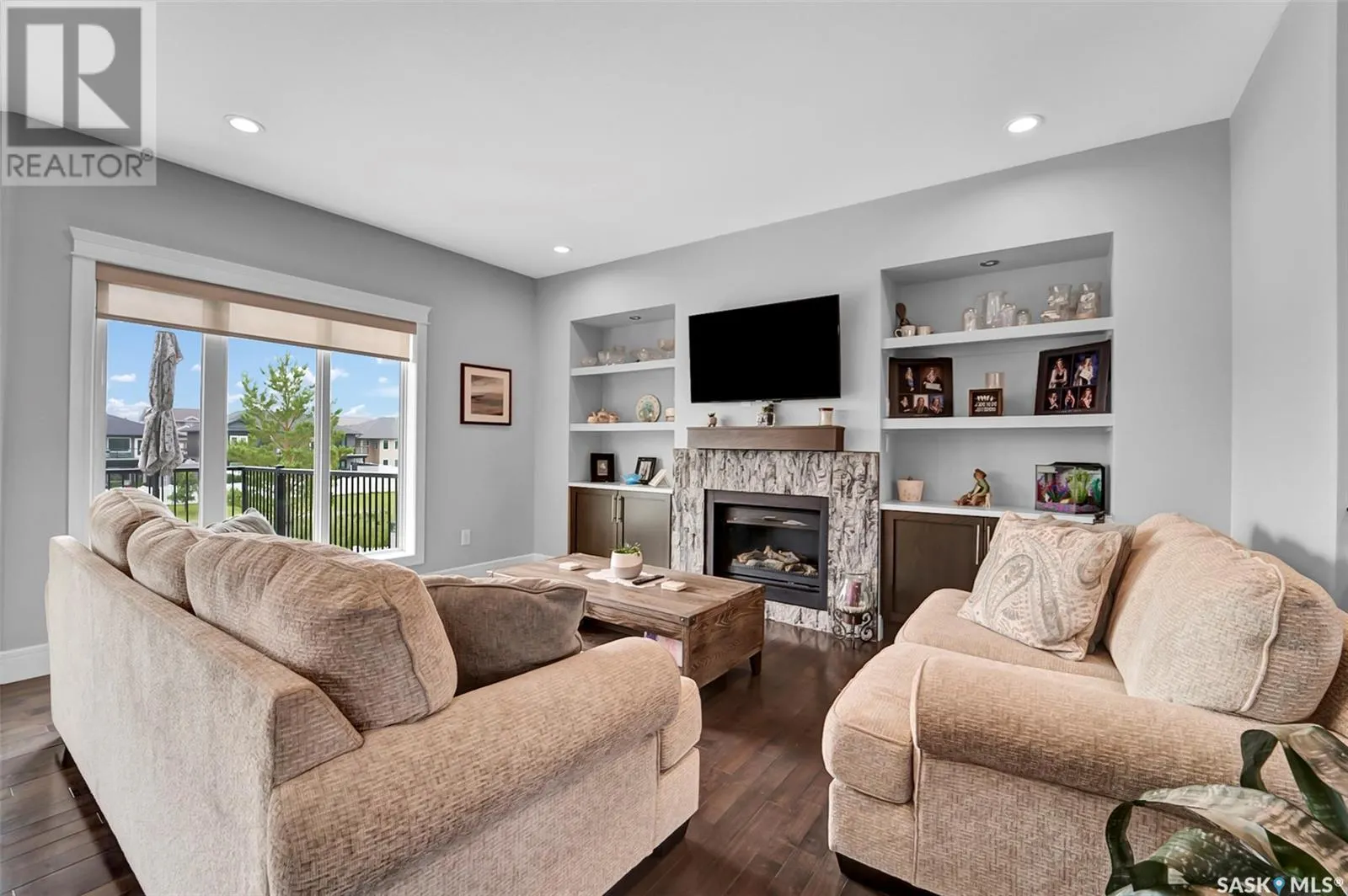 737 Gowan ROAD