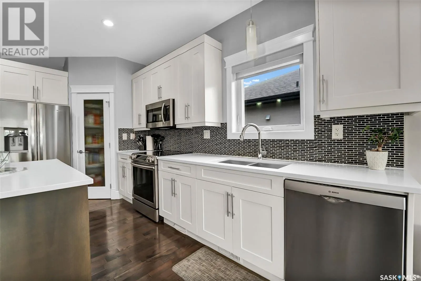 737 Gowan ROAD