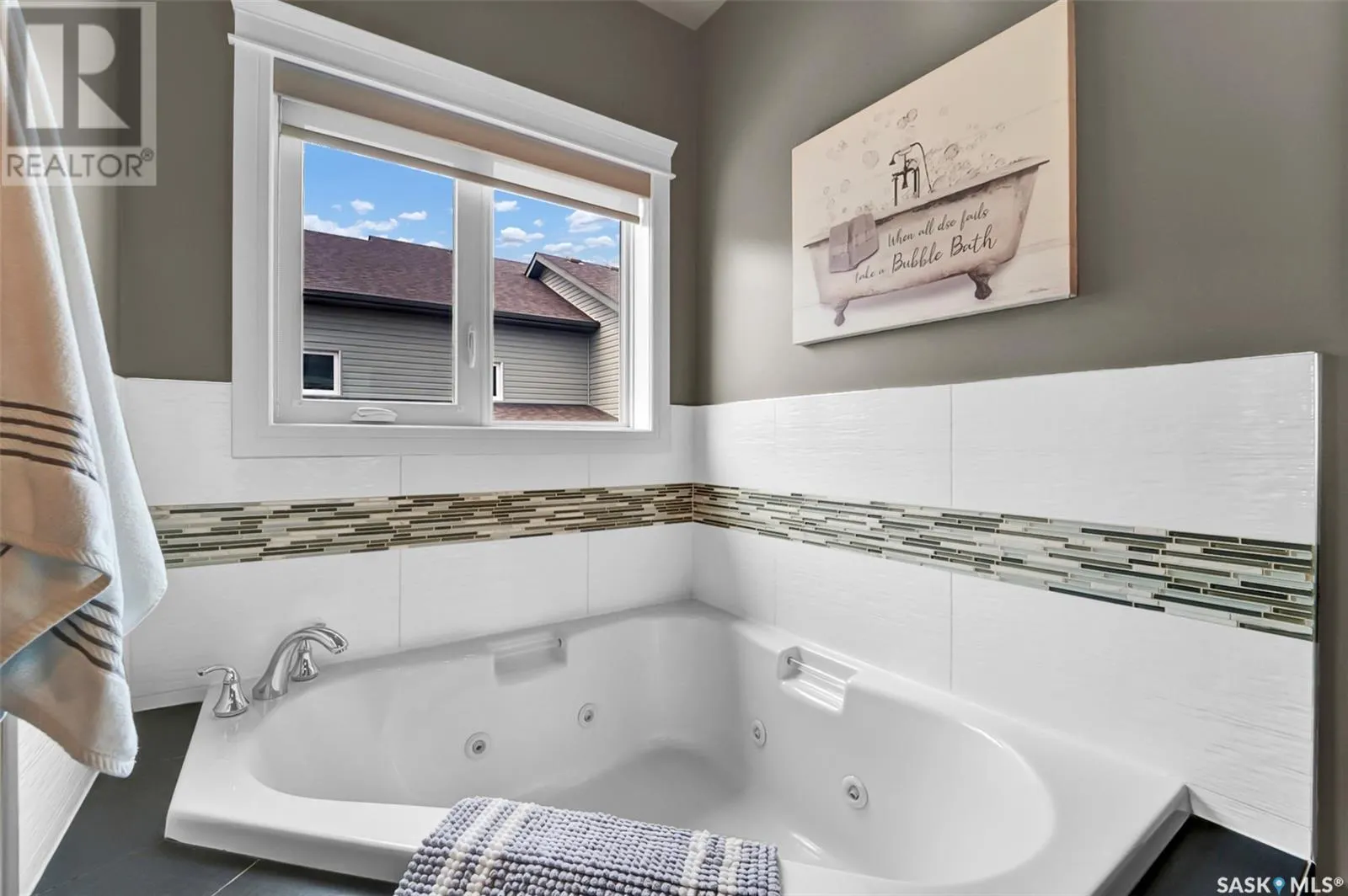 737 Gowan ROAD