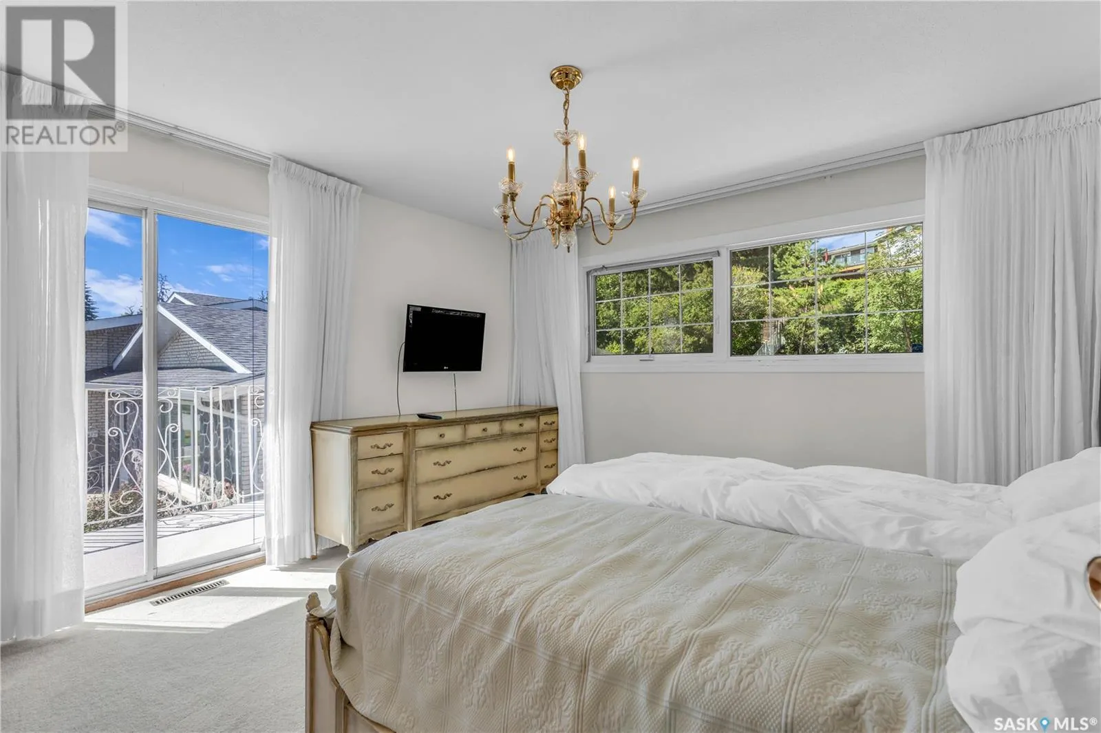 2121 Spadina CRESCENT E