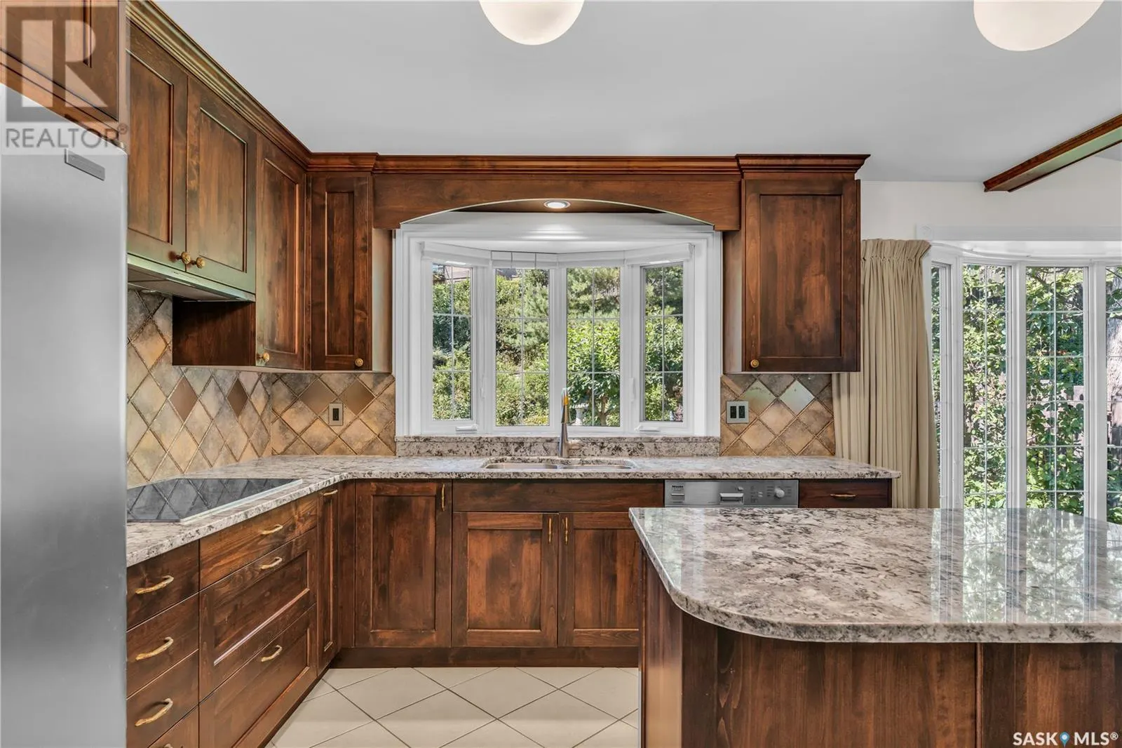 2121 Spadina CRESCENT E