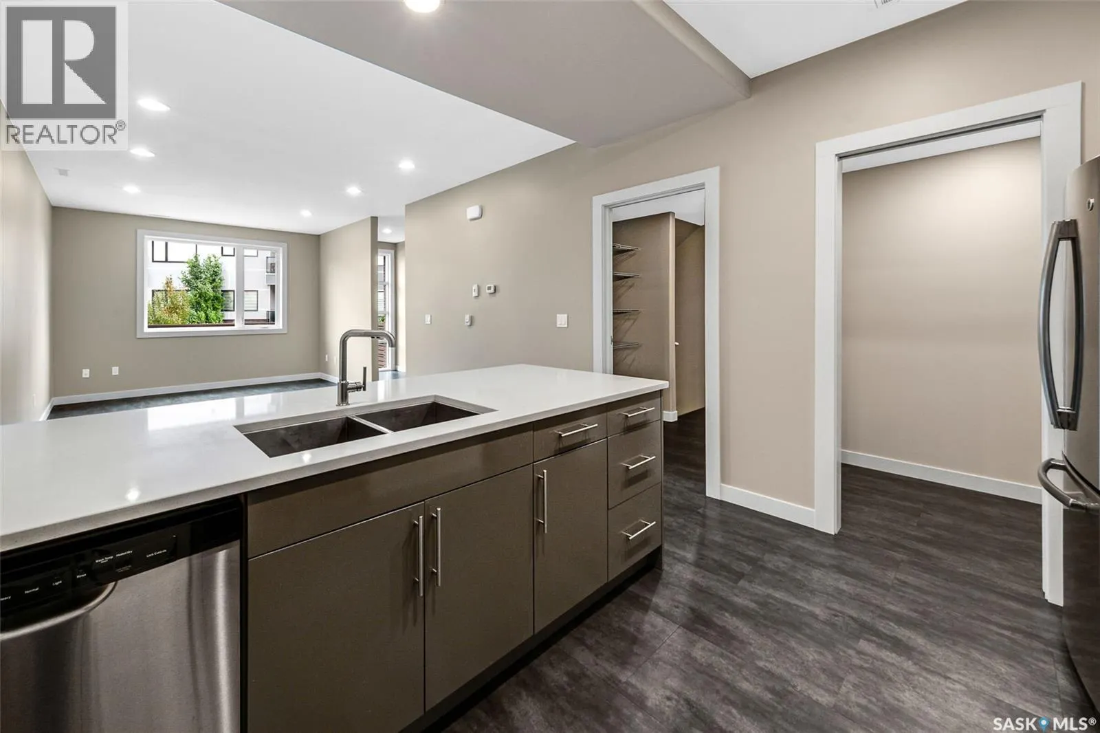 7 103 Willis CRESCENT