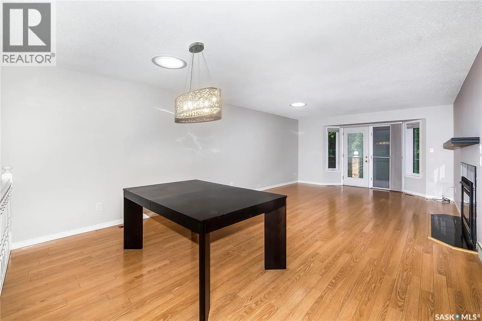8 3415 Calder CRESCENT