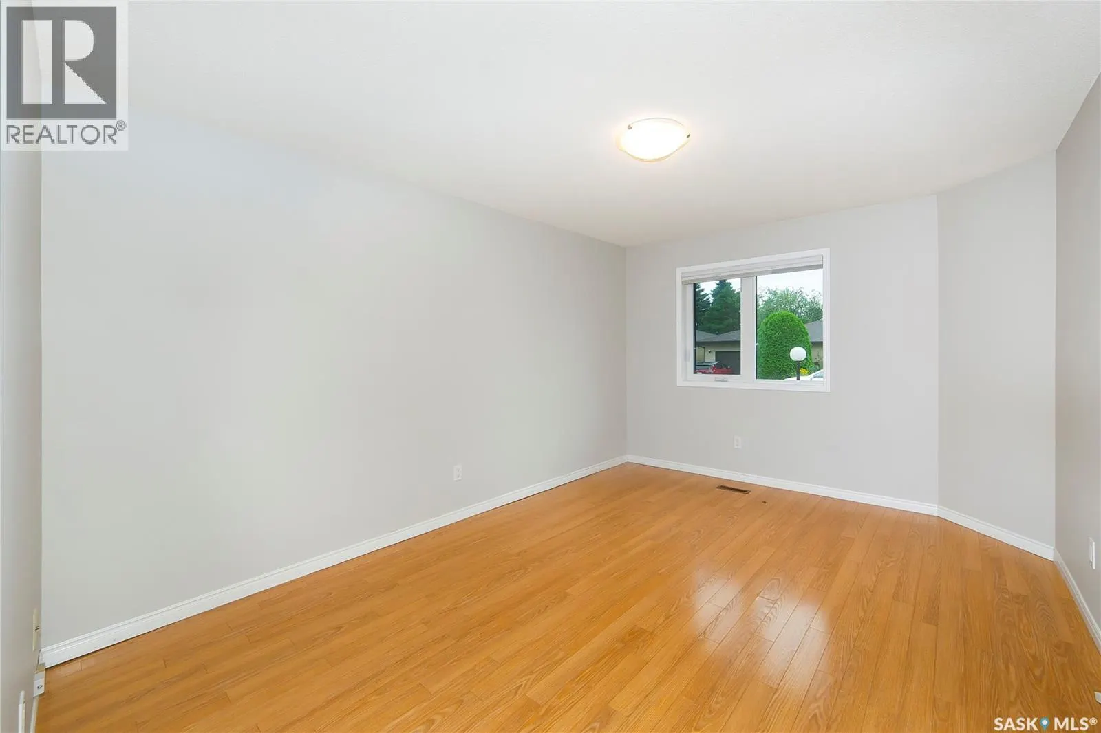 8 3415 Calder CRESCENT