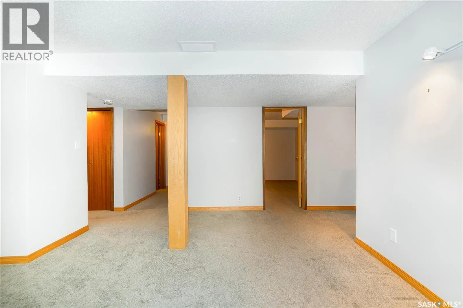 8 3415 Calder CRESCENT
