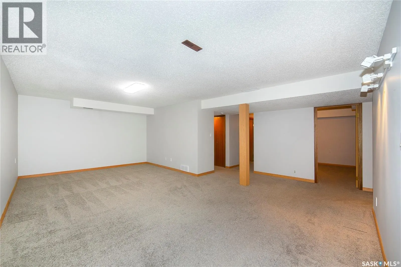 8 3415 Calder CRESCENT