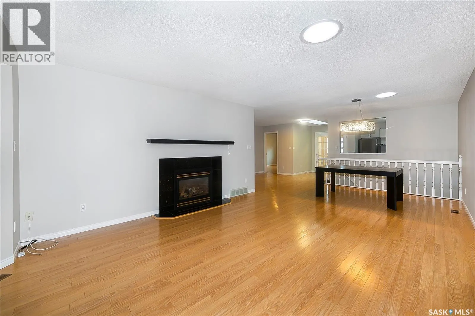 8 3415 Calder CRESCENT