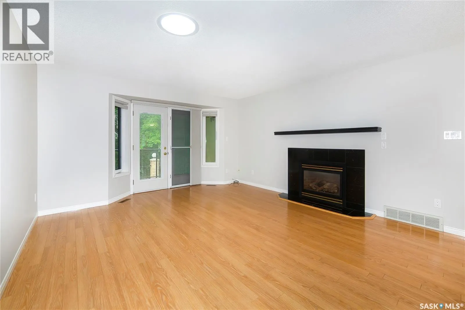 8 3415 Calder CRESCENT