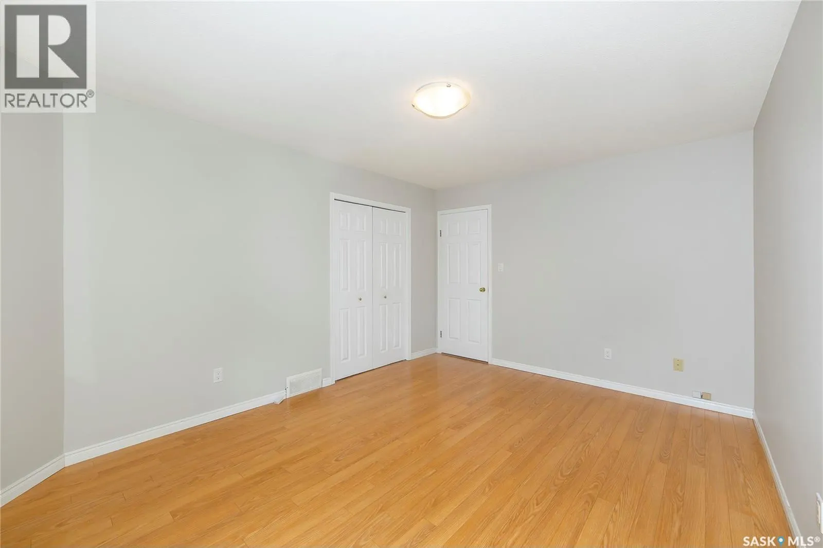 8 3415 Calder CRESCENT