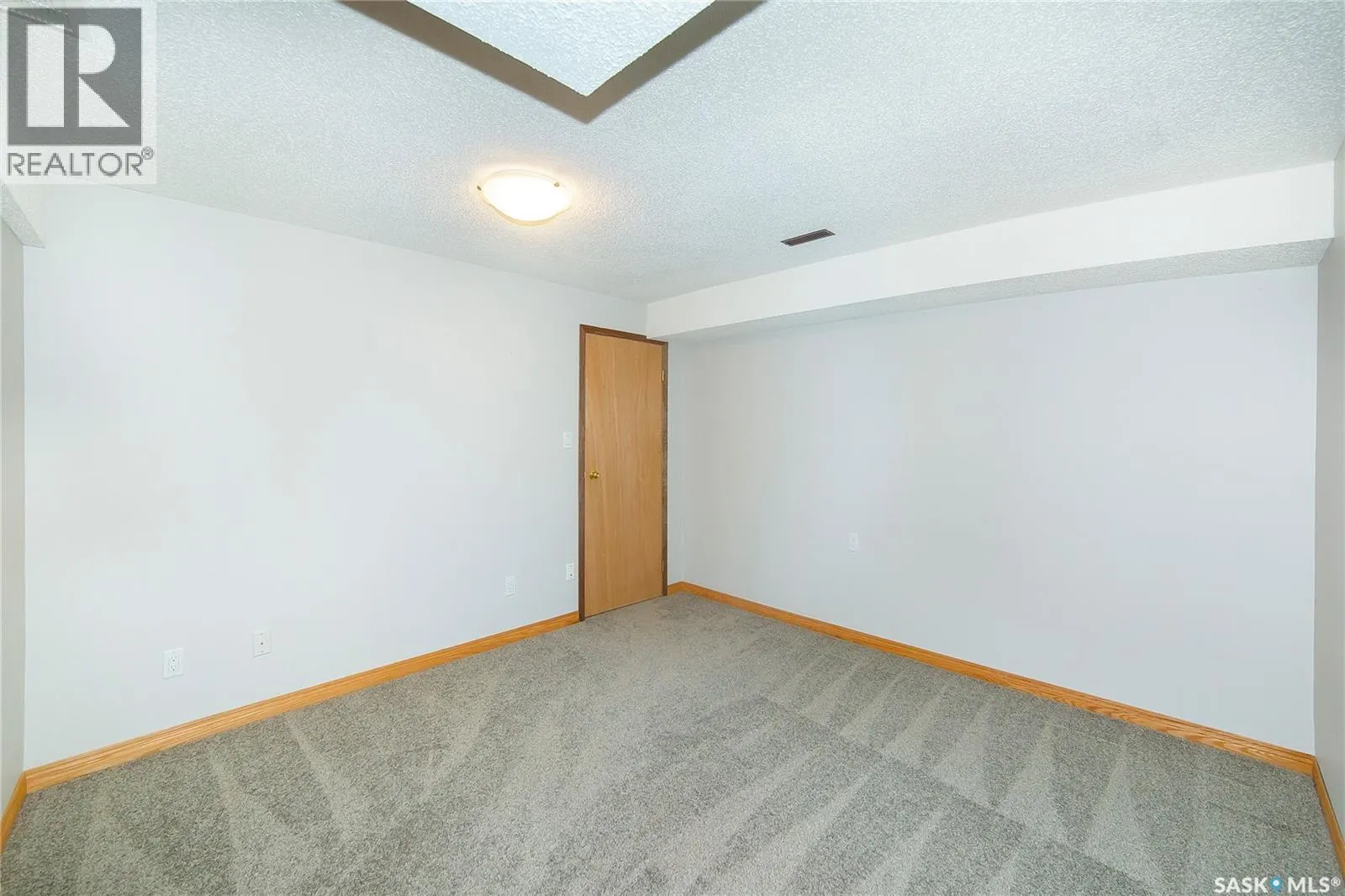 8 3415 Calder CRESCENT